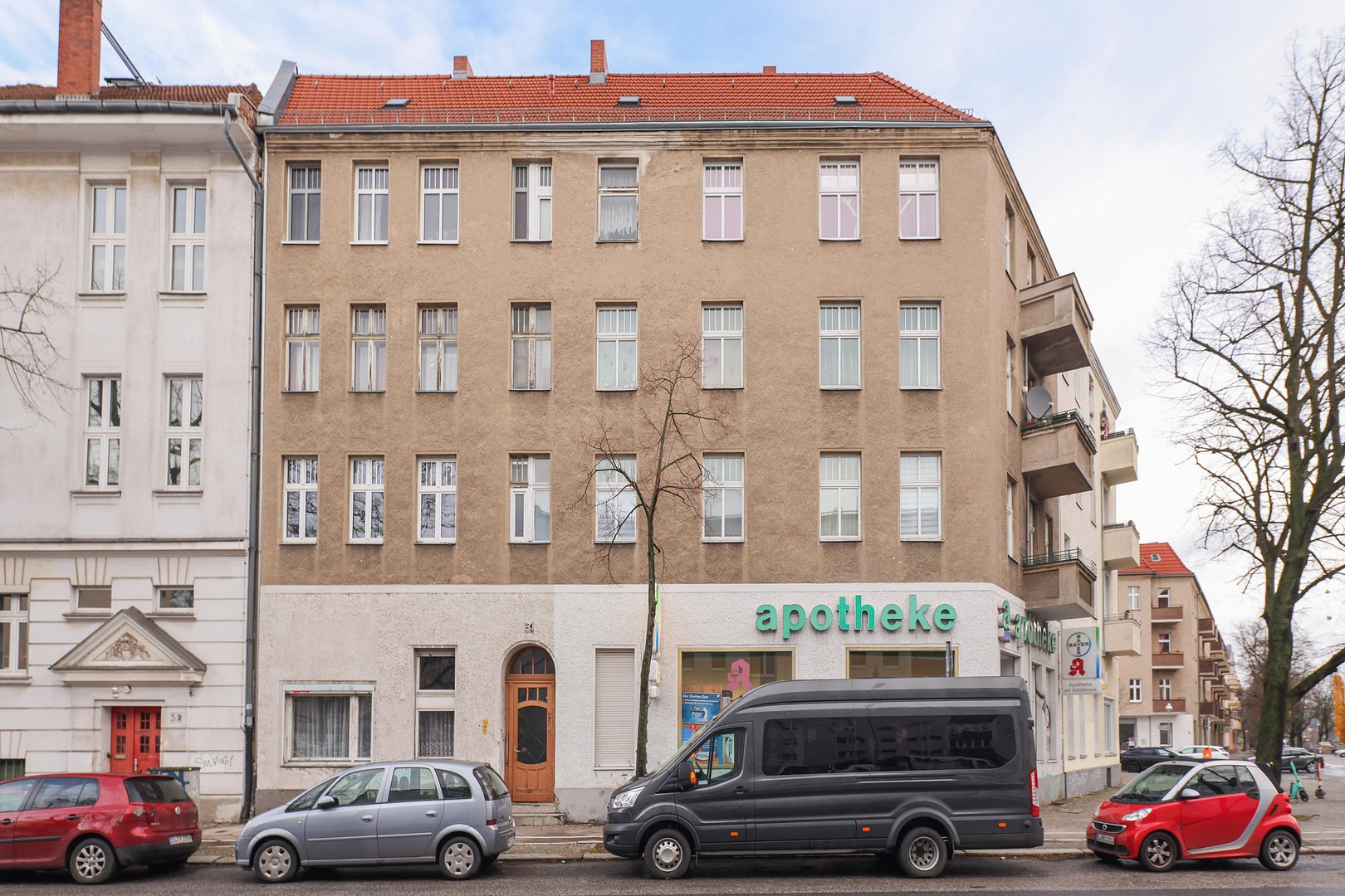 Completely renovated old building apartment with balcony near Schäfersee