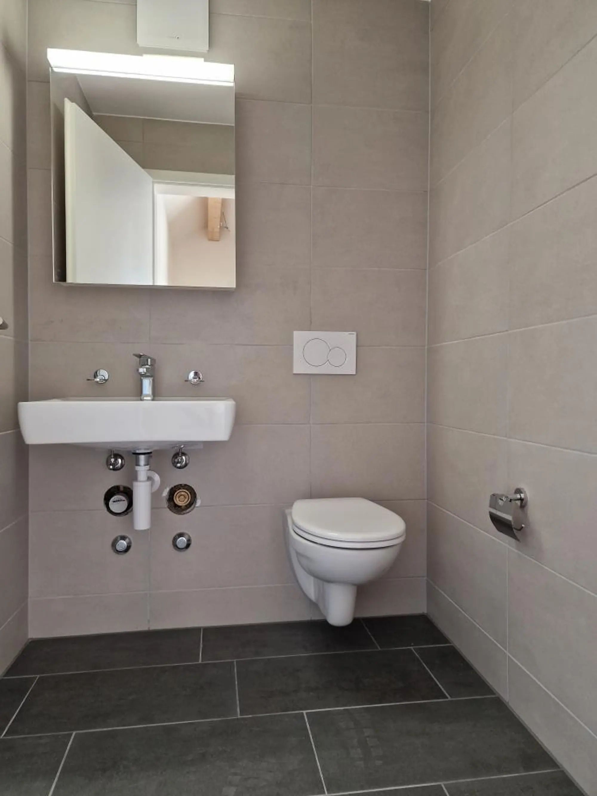 Modern 4.5-Room Top-Floor Apartment – Fully Renovated – photo 2