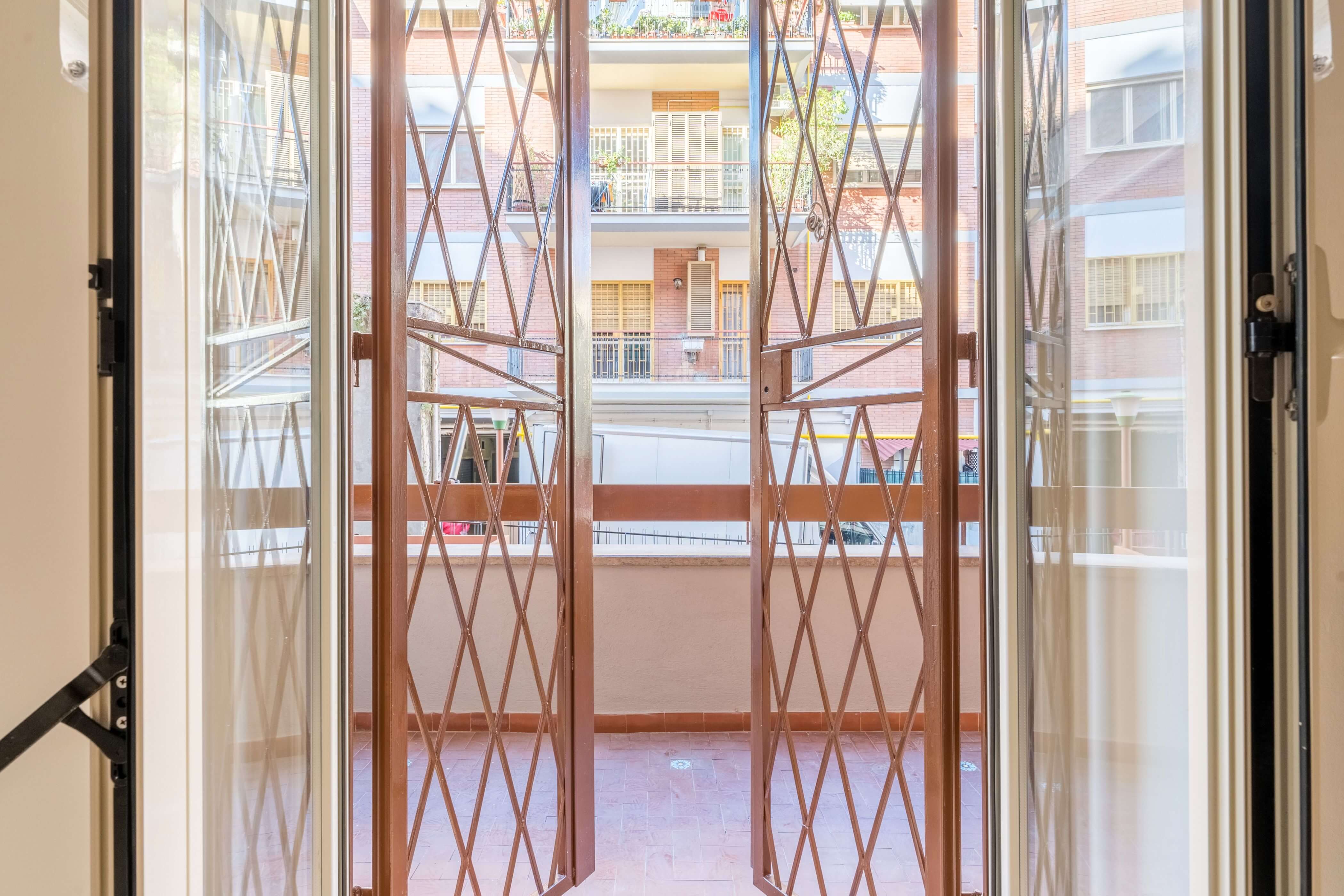 Monteverde 1‑Bed — Completely Renovated, Two Street Entrances – photo 4
