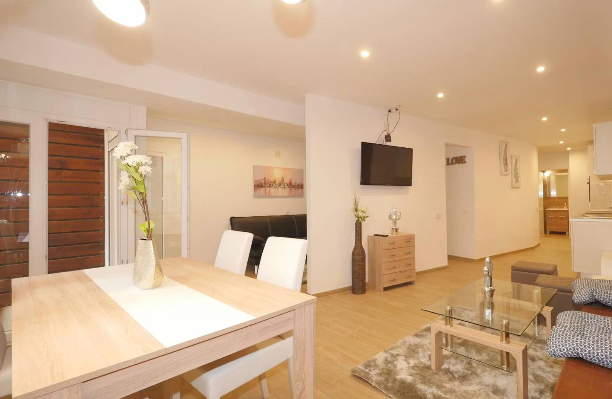 Spacious 1‑Bed Apartment — Carrer de la Junta de Comerç, Barcelona – photo 5